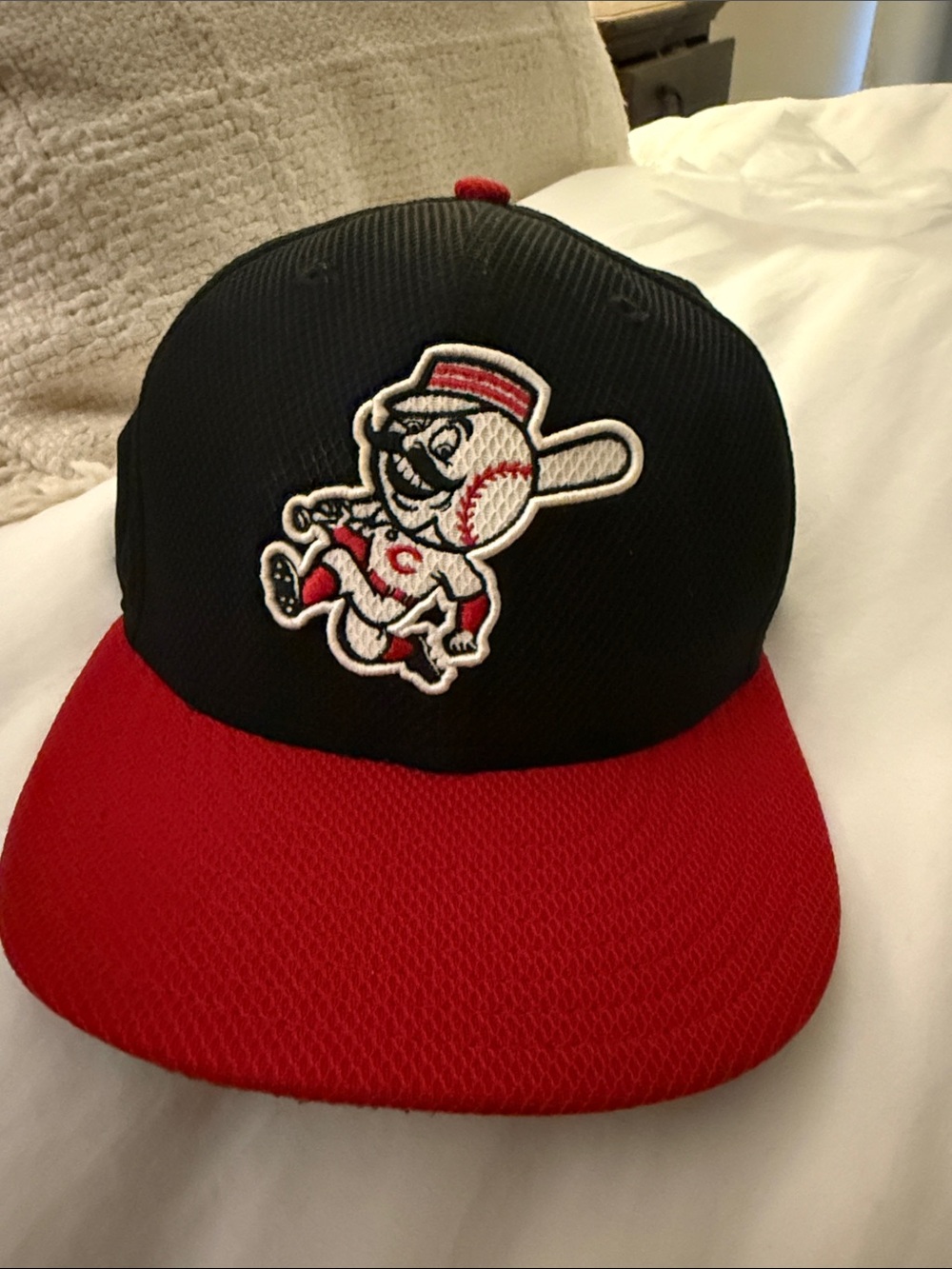 New Era Baseball Cap with Embroidered Baseball Logo Cincinnati Reds